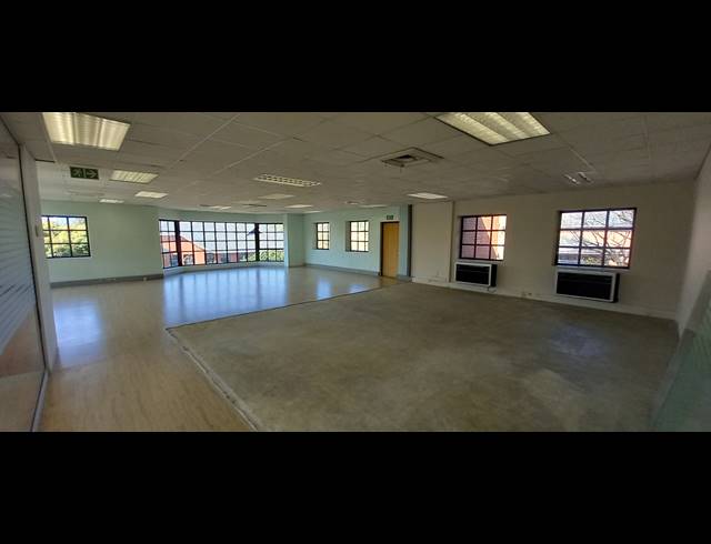 225M² OFFICE TO LET IN LYME PARK